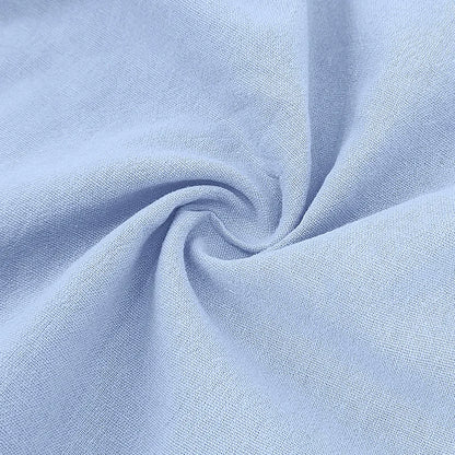 Gros plan sur la matière lin et coton du short blanc, soulignant sa grande respirabilité.