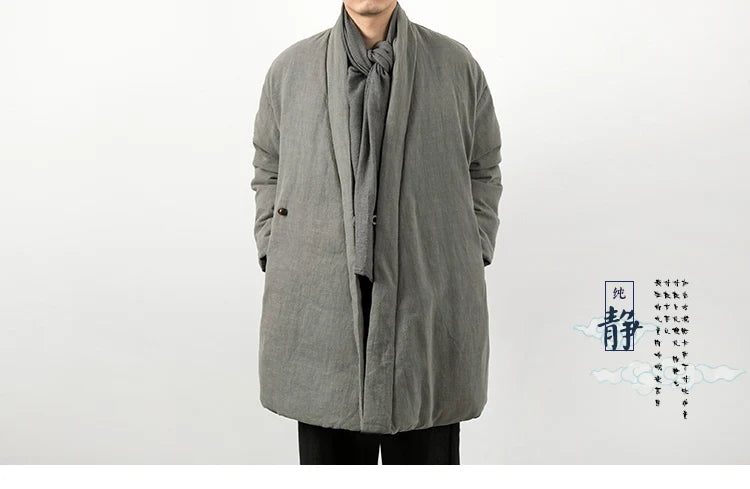 Homme portant le manteau en lin gris ouvert avec écharpe, style zen épuré et minimaliste.
