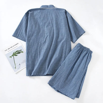 Détail du col en V croisé et du liseré blanc contrastant sur la veste de pyjama style japonais.