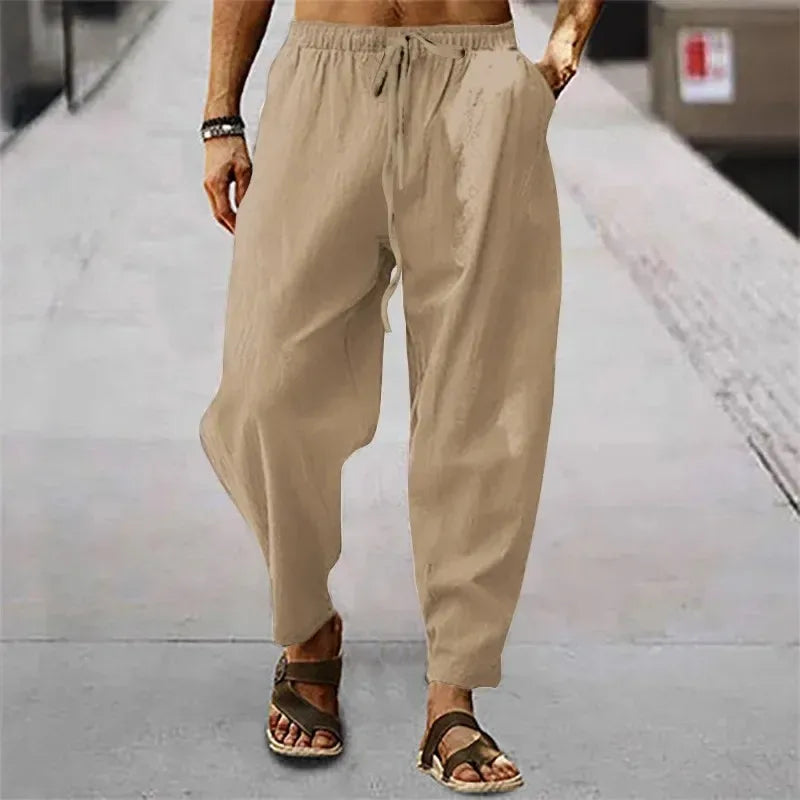 Pantalon bleu ciel en lin léger, tissu vaporeux et coupe zen pour une liberté de mouvement.