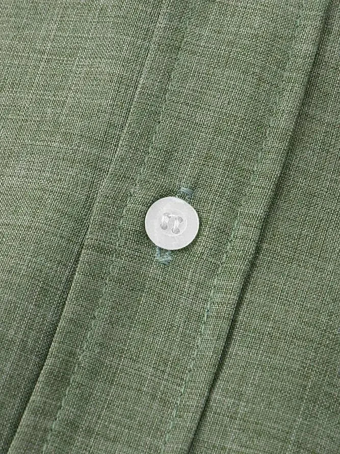 Vue de face de la chemise ample vert d'eau, boutonnage ton sur ton et style minimaliste.