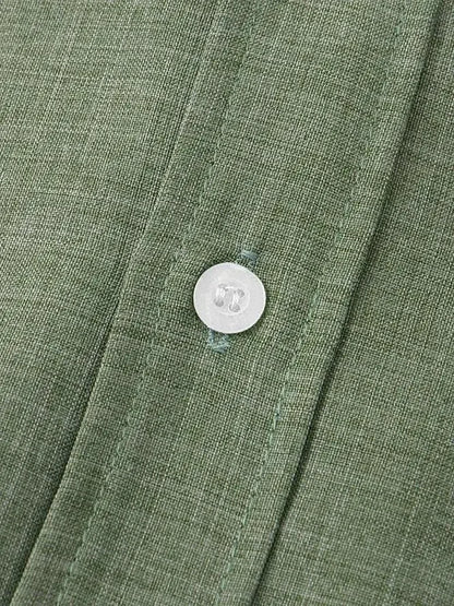 Vue de face de la chemise ample vert d'eau, boutonnage ton sur ton et style minimaliste.