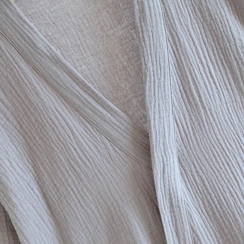 Détail du col croisé japonais et de la maille respirante de l'ensemble de détente pour homme.