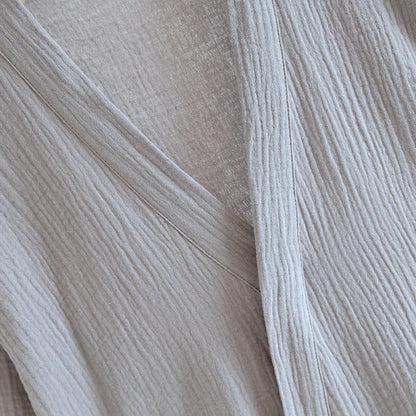 Détail du col croisé japonais et de la maille respirante de l'ensemble de détente pour homme.