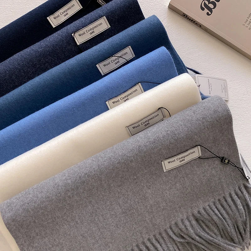 Écharpe d'hiver rouge vif en laine mélangée, texture pashmina et finitions à franges.