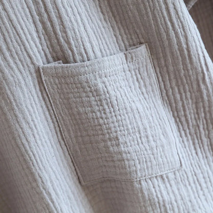 Vue rapprochée de la poche plaquée et de la coupe de la manche du kimono en coton naturel.