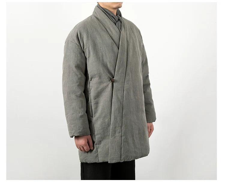 Vue de trois-quarts du manteau long en lin, soulignant le volume confortable et les finitions.