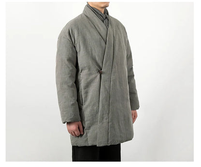 Vue de trois-quarts du manteau long en lin, soulignant le volume confortable et les finitions.
