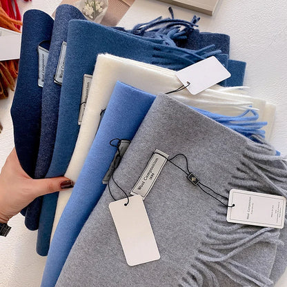 Vue rapprochée du tissage serré d'une écharpe longue marron pour une isolation optimale.