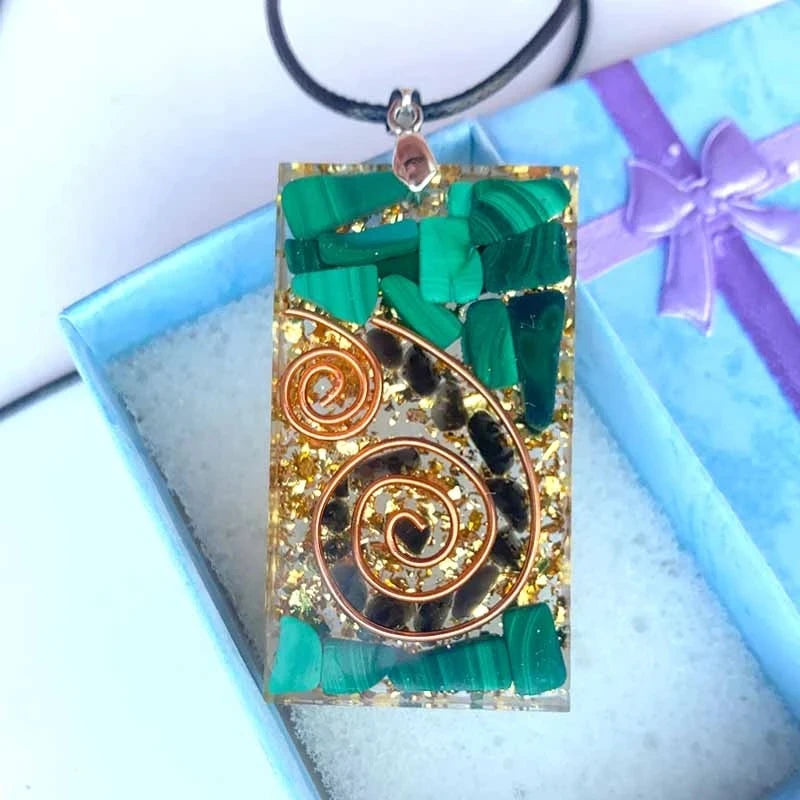 Bijou de lithothérapie en malachite et orgonite pour l'équilibre vibratoire quotidien.