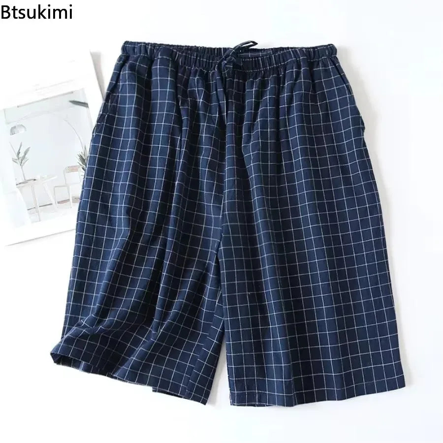 Short de nuit bleu marine à carreaux blancs, tissu léger en pur coton avec taille élastiquée.