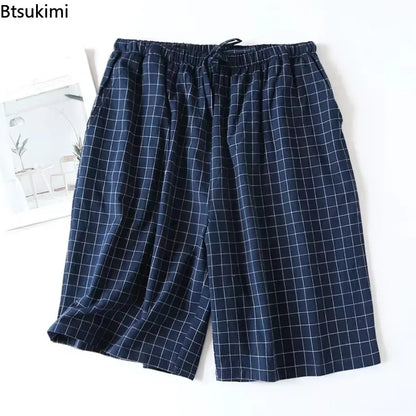 Short de nuit bleu marine à carreaux blancs, tissu léger en pur coton avec taille élastiquée.