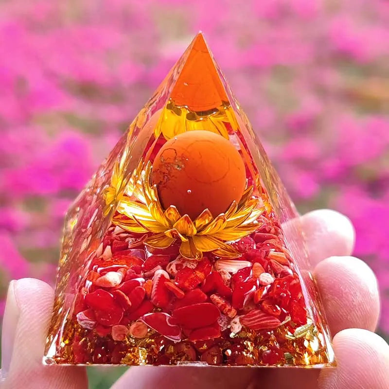 Vue de profil d'une pyramide en obsidienne révélant la superposition des couches de minéraux et de résine.