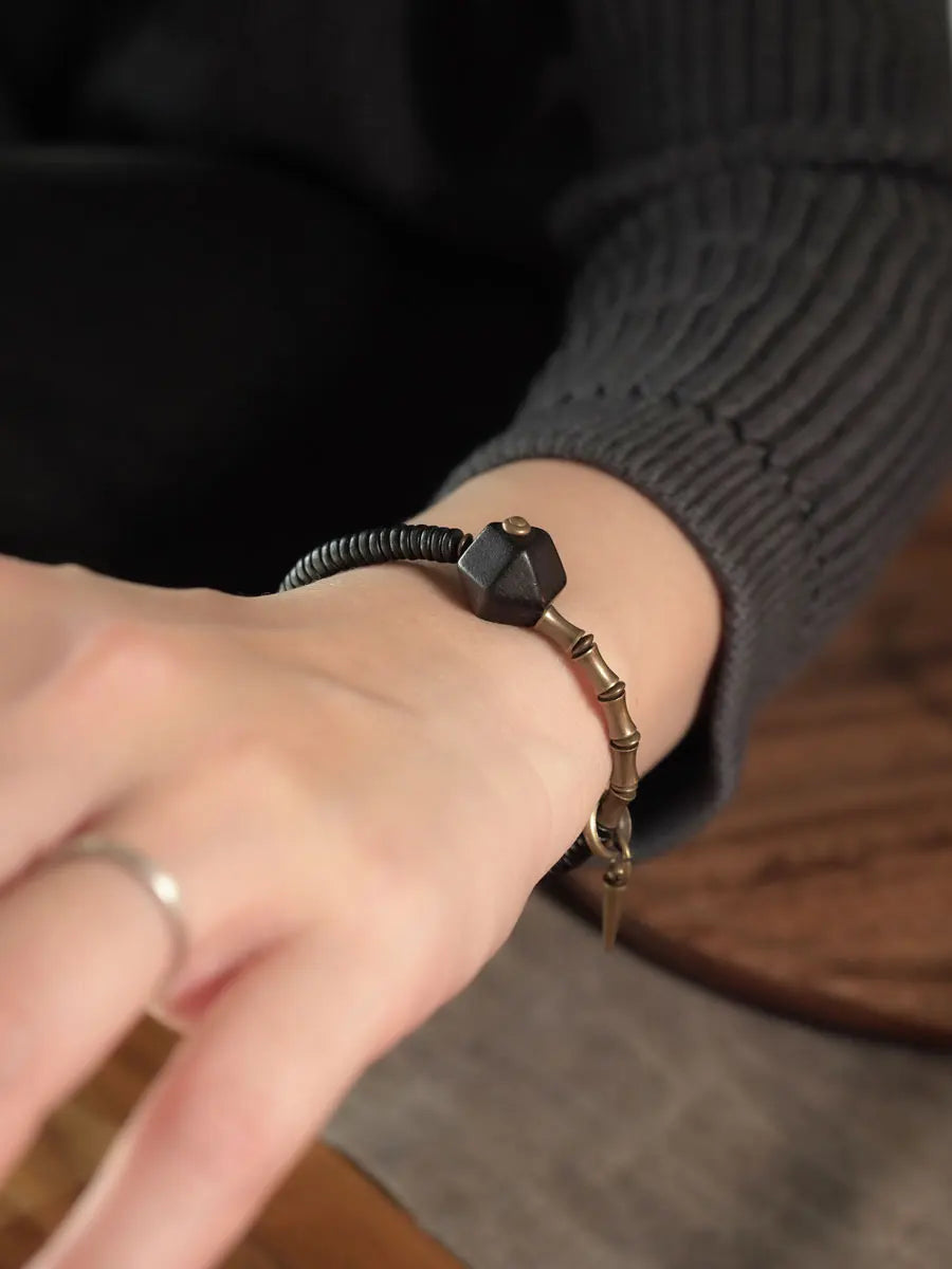 Bracelet Ébène et Breloque en Laiton – Style Rétro Bohème, Esprit Africain