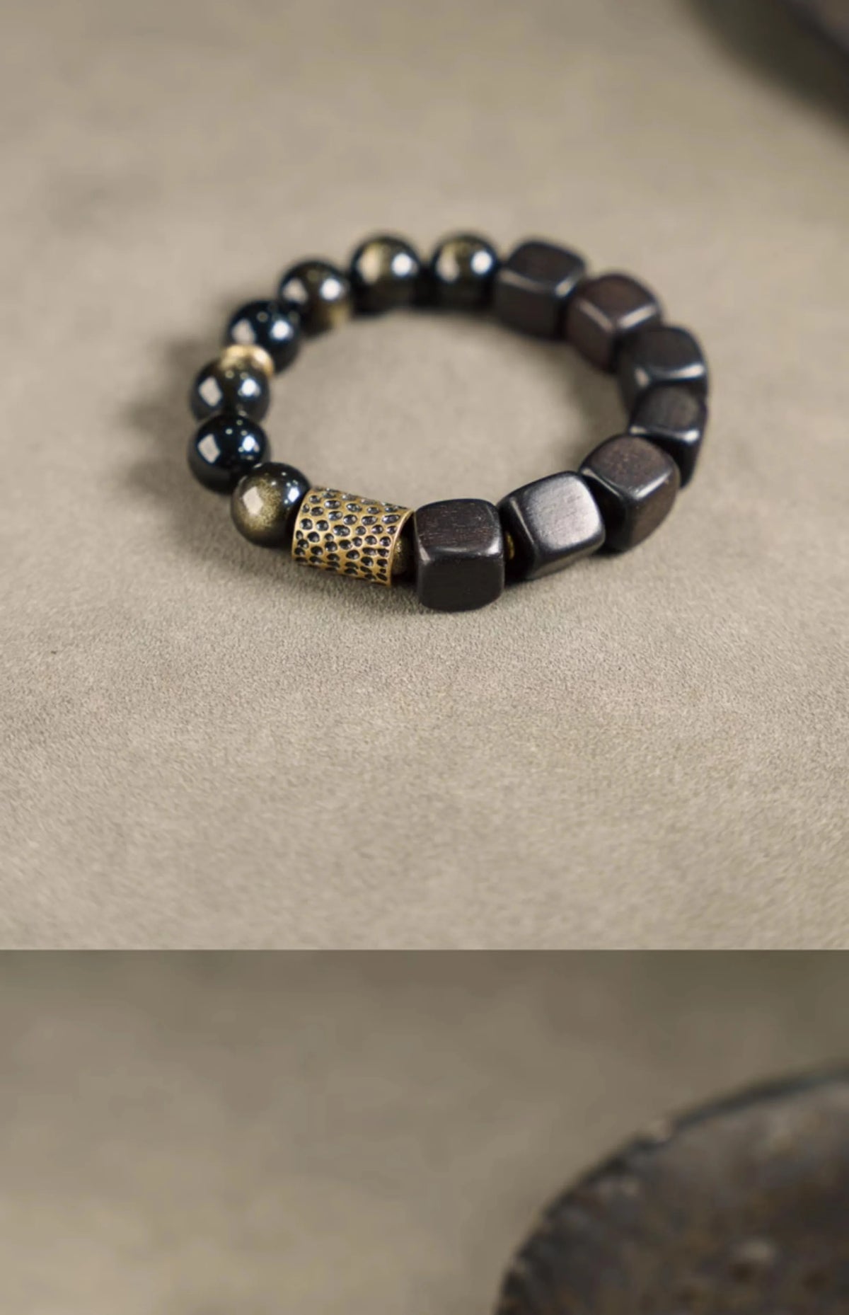 Bracelet Vintage Ébène et Obsidienne Dorée avec Accents de Laiton – Fait Main Unisexe