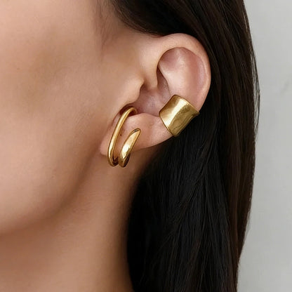 Porté de la bague d'oreille double cercle dorée, accessoire de mode bohème et chic.