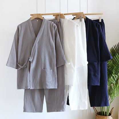 Ensemble pyjama kimono homme en coton gaufré décliné en gris, blanc et bleu marine sur cintres.