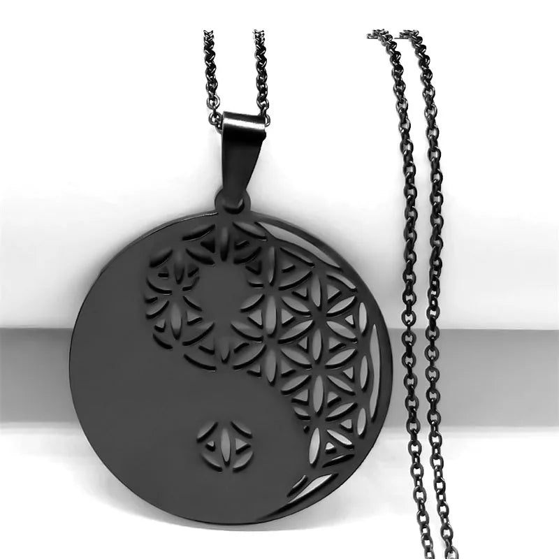 Détail de la chaîne robuste et des perles décoratives du collier spirituel noir.
