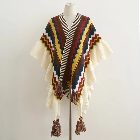 Poncho bohème à rayures multicolores et franges sur mannequin, vue de face
