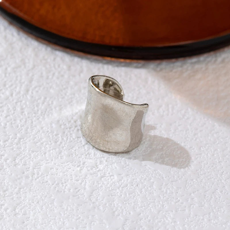Earcuff double anneau doré, design minimaliste et élégant pour un look sans perçage.