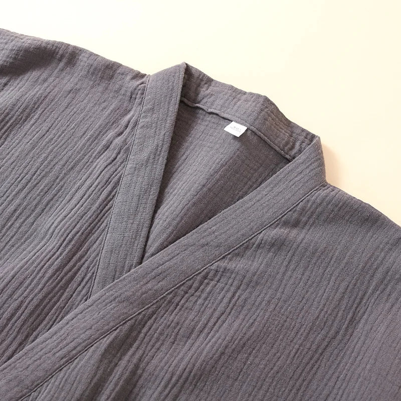 Gros plan sur la texture gaufrée et respirante du tissu 100% coton crêpe gris anthracite.