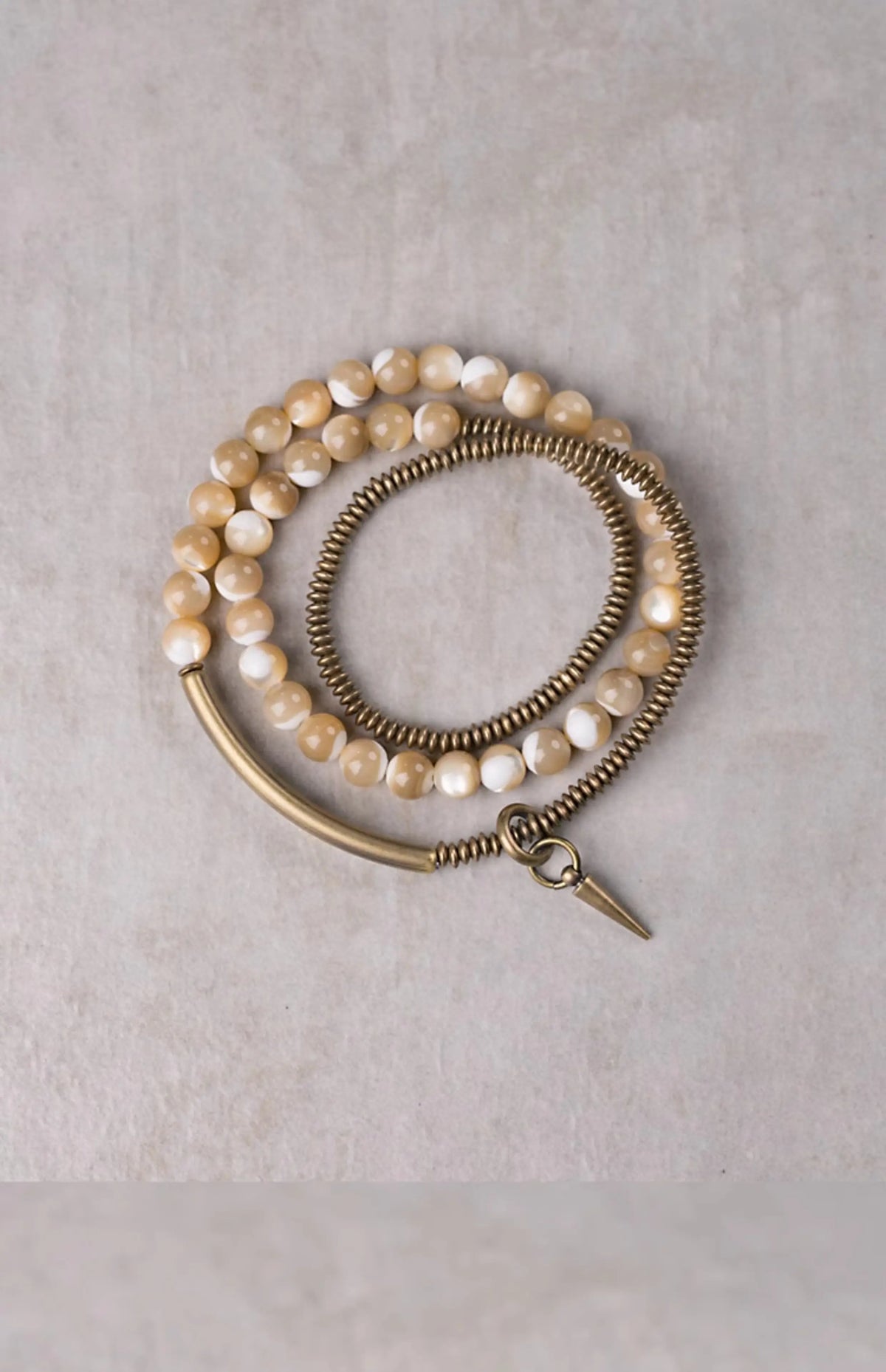 Bracelet Triple Tour Coquillage Naturel 6 mm et Laiton Vintage – Bohème pour Femme
