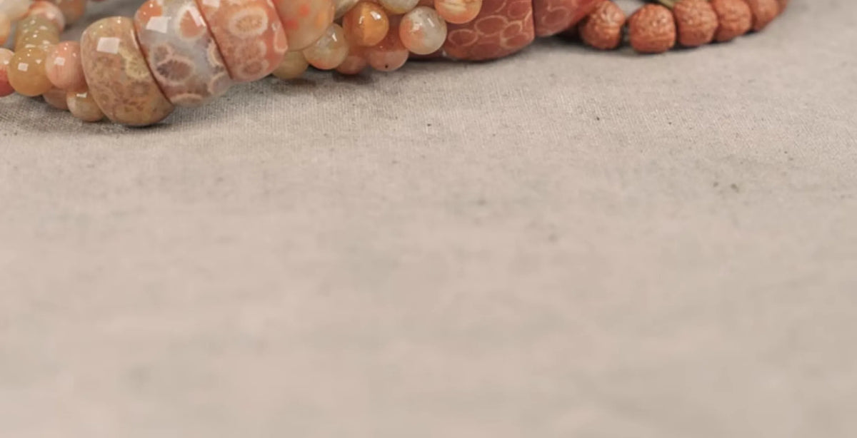 Bracelet Double Rang Pierre Corail et Laiton – Bijou Oriental de Prospérité