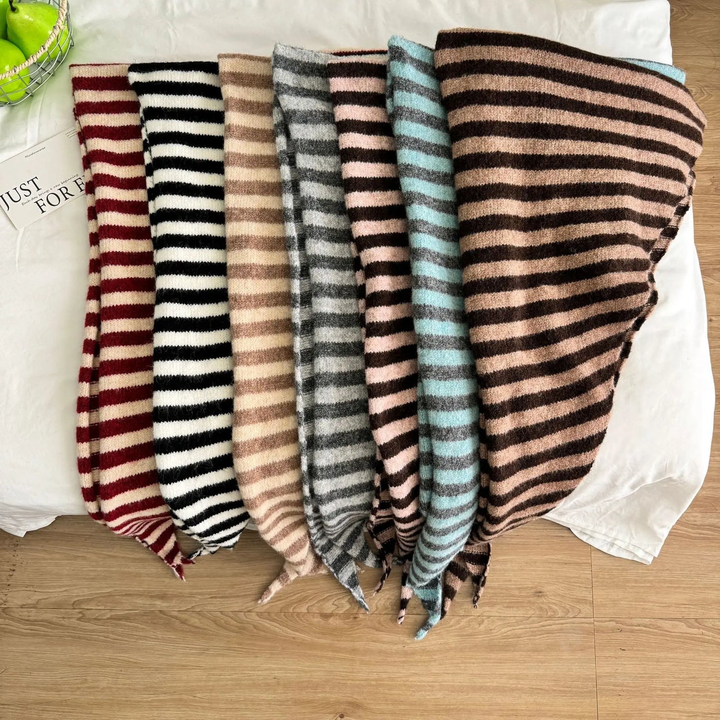 Vue d'ensemble des châles triangulaires étalés, mettant en avant leur forme pointue et fluide.