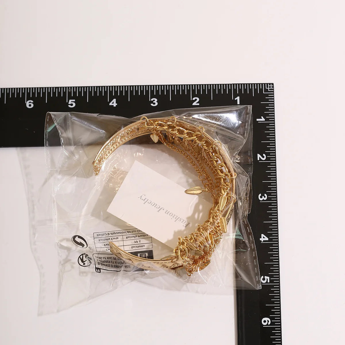 Bracelet de bras ajustable doré avec pampilles pièces de monnaie pour un look gitan chic.