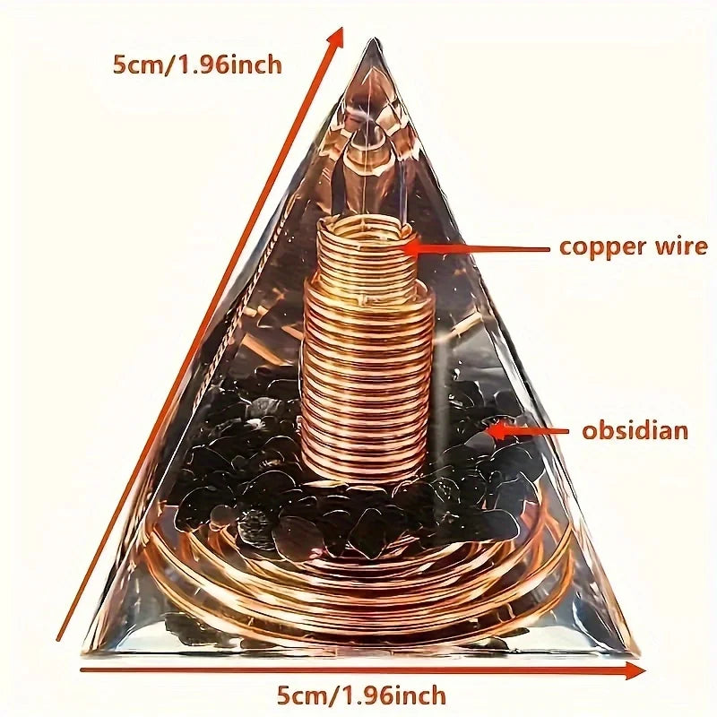 Infographie montrant les dimensions de 5 cm de la pyramide énergétique avec ses composants en cuivre et obsidienne.