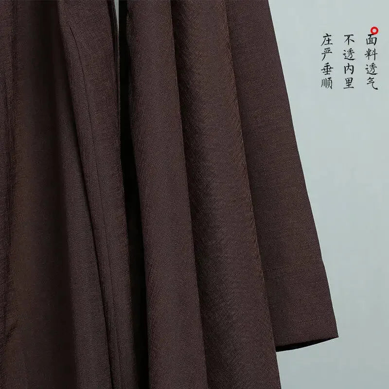 Modèle en lin gris perle suspendu, vêtement de prière respirant au design minimaliste.