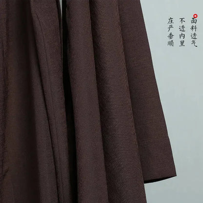 Modèle en lin gris perle suspendu, vêtement de prière respirant au design minimaliste.