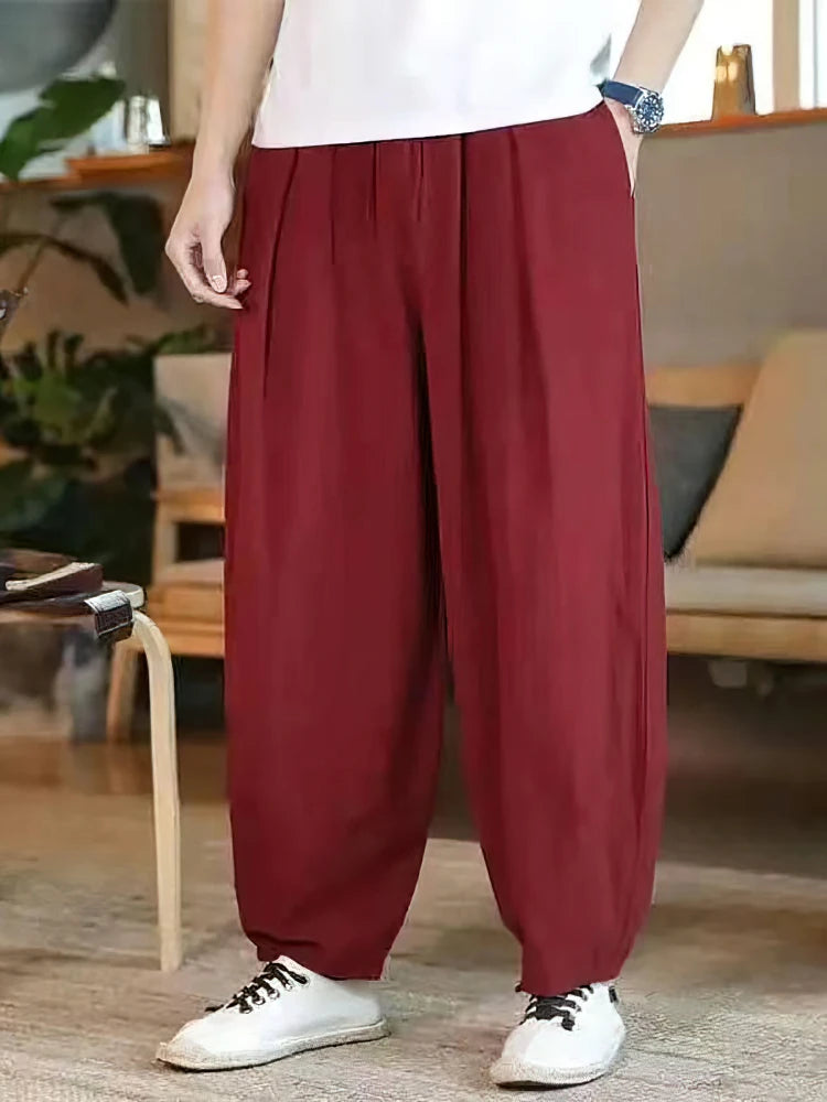 Pantalon large homme en lin rouge bordeaux, coupe ample et fluide, style zen décontracté.