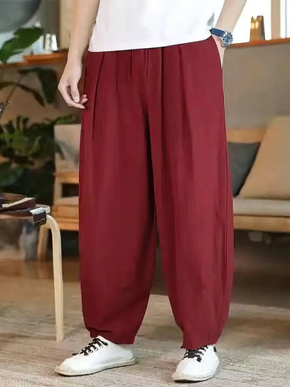 Pantalon large homme en lin rouge bordeaux, coupe ample et fluide, style zen décontracté.