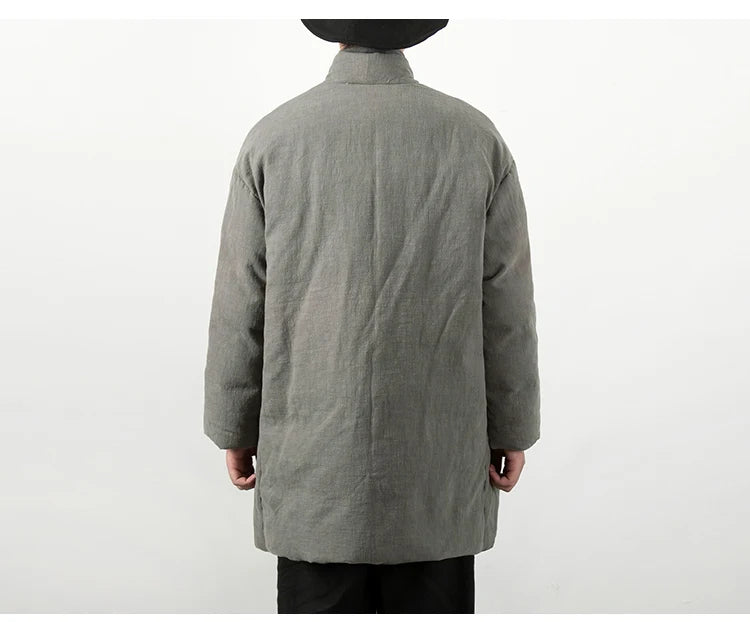 Zoom sur l'encolure croisée sans col, style kimono moderne, pour un confort thermique optimal.