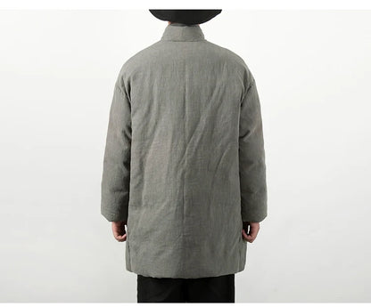 Zoom sur l'encolure croisée sans col, style kimono moderne, pour un confort thermique optimal.