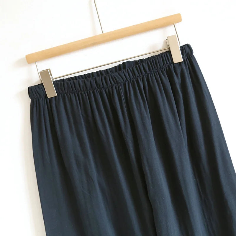 Ensemble pyjama kimono bleu nuit : vue d'ensemble de la veste croisée et du pantalon en coton.