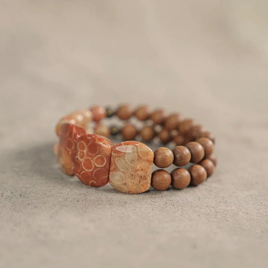 Bracelet Bois de Santal et Pierre Corail avec Perles de Laiton – Bijou Oriental