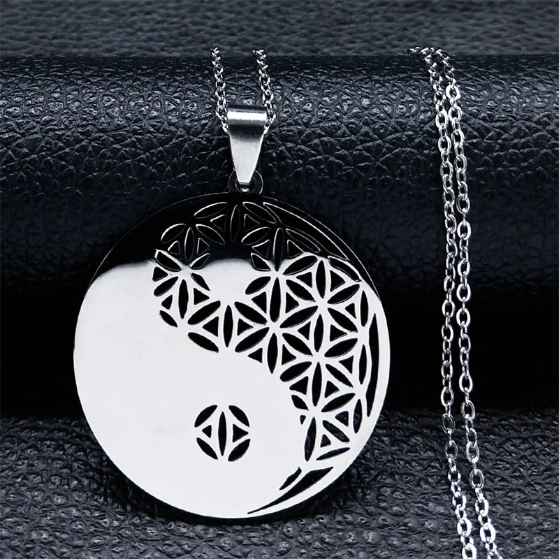 Pendentif Fleur de Vie noir brillant mettant en valeur la finesse de la découpe laser.