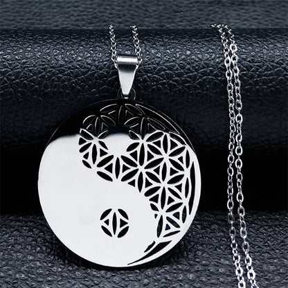 Pendentif Fleur de Vie noir brillant mettant en valeur la finesse de la découpe laser.