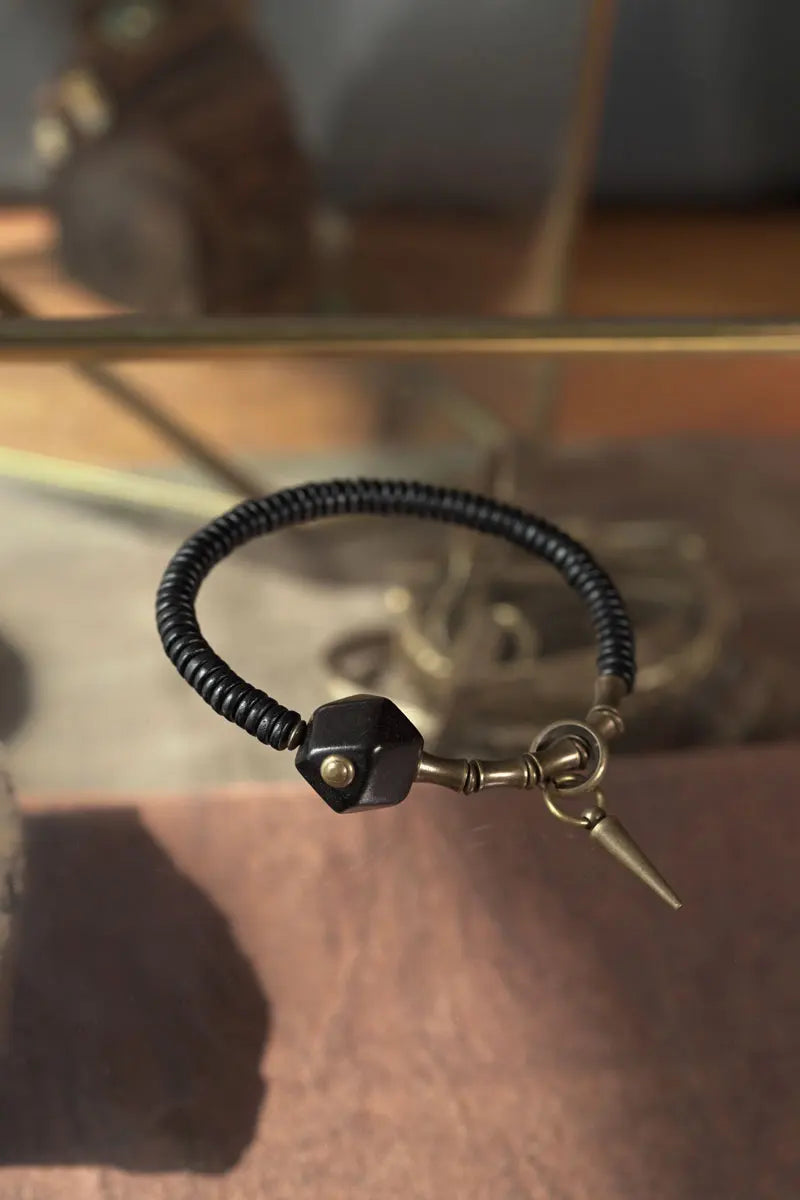 Bracelet Ébène et Breloque en Laiton – Style Rétro Bohème, Esprit Africain