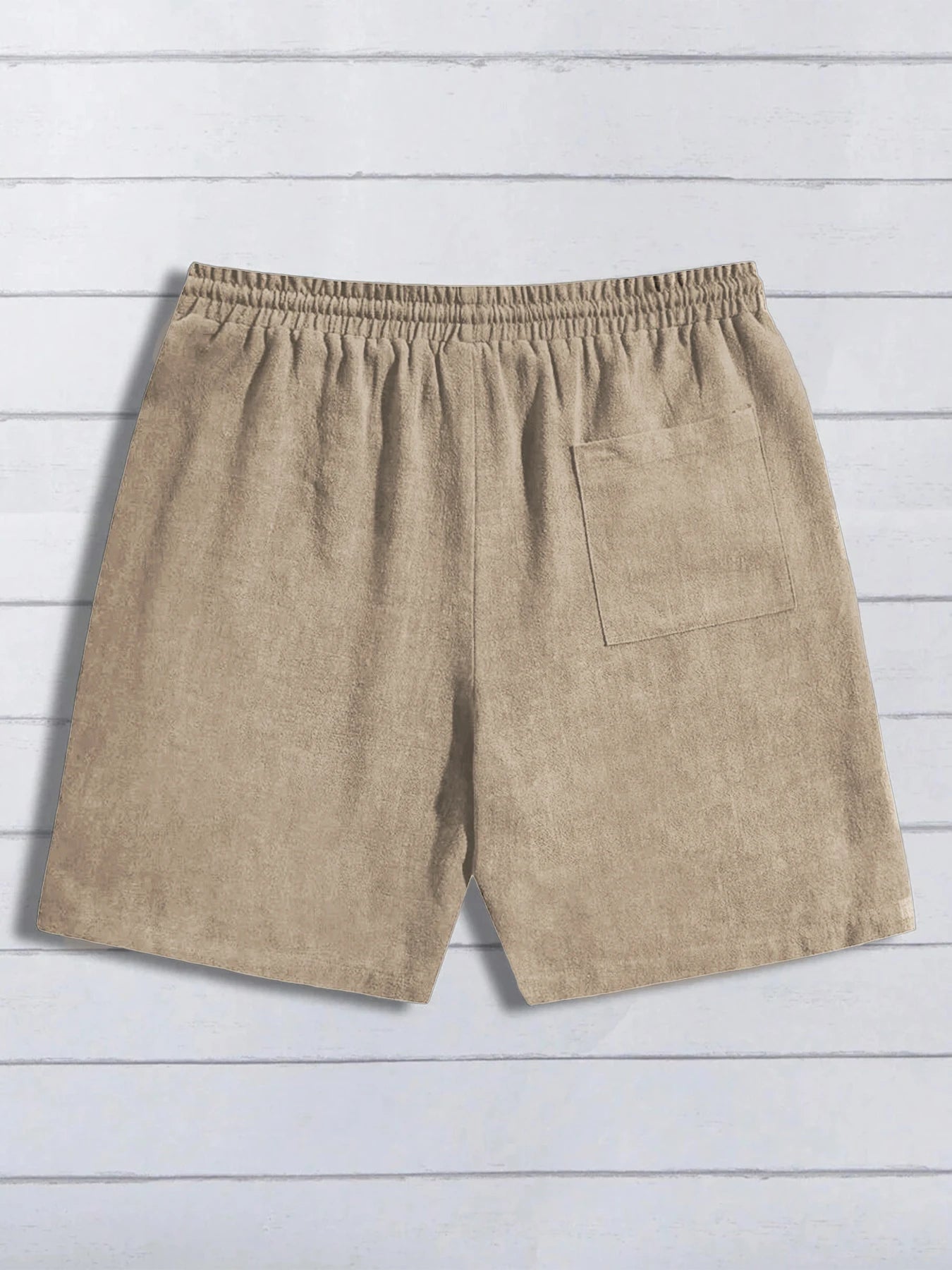 Vue arrière d'un short en lin pour homme montrant la poche plaquée et la texture naturelle du tissu.