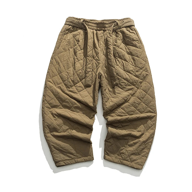 Pantalon sarouel matelassé homme coloris kaki avec cordon de serrage et texture surpiquée en losanges.