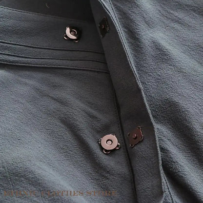 Détail de la texture textile et des boutons de fermeture d'un yukata japonais pour homme.