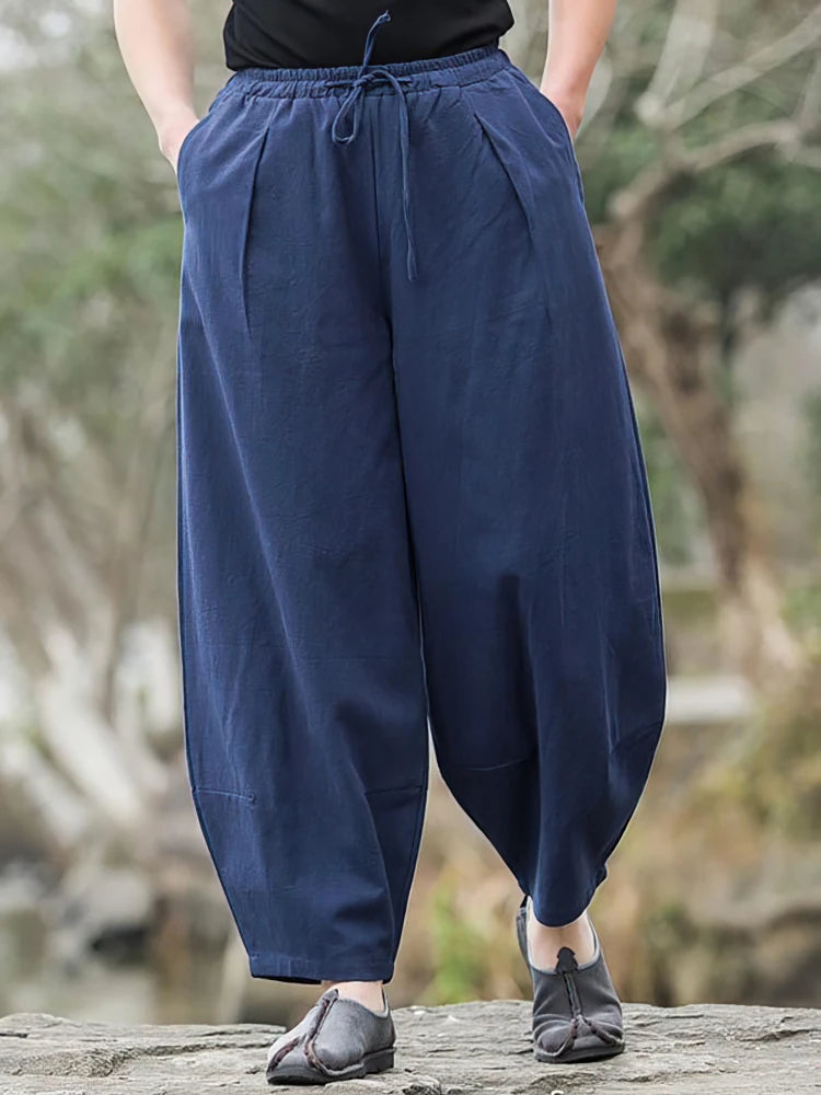Pantalon zen bleu marine en coton et lin avec taille élastique à cordon de serrage, coupe sarouel.