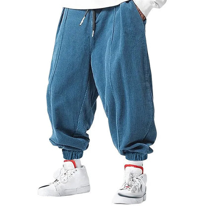 Pantalon en velours côtelé marron camel, coupe baggy fluide pour un style zen et décontracté.