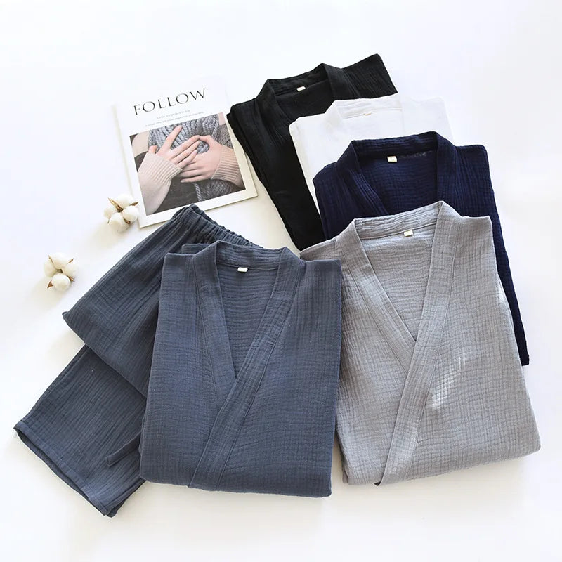 Sélection de pyjamas kimonos en coton gaufré pliés : noir, blanc, bleu marine, gris et anthracite.