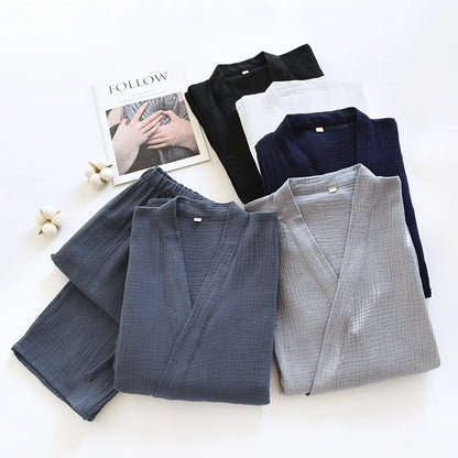 Sélection de pyjamas kimonos en coton gaufré pliés : noir, blanc, bleu marine, gris et anthracite.