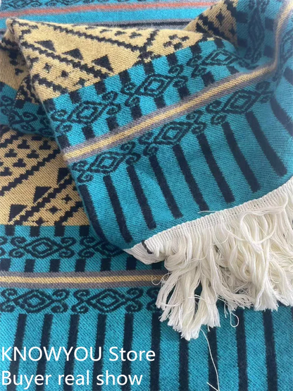 Gros plan sur la texture de la maille jacquard rouge et noire aux motifs d'inspiration amérindienne.