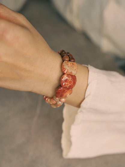 Bracelet Bois de Santal et Pierre Corail avec Perles de Laiton – Bijou Oriental